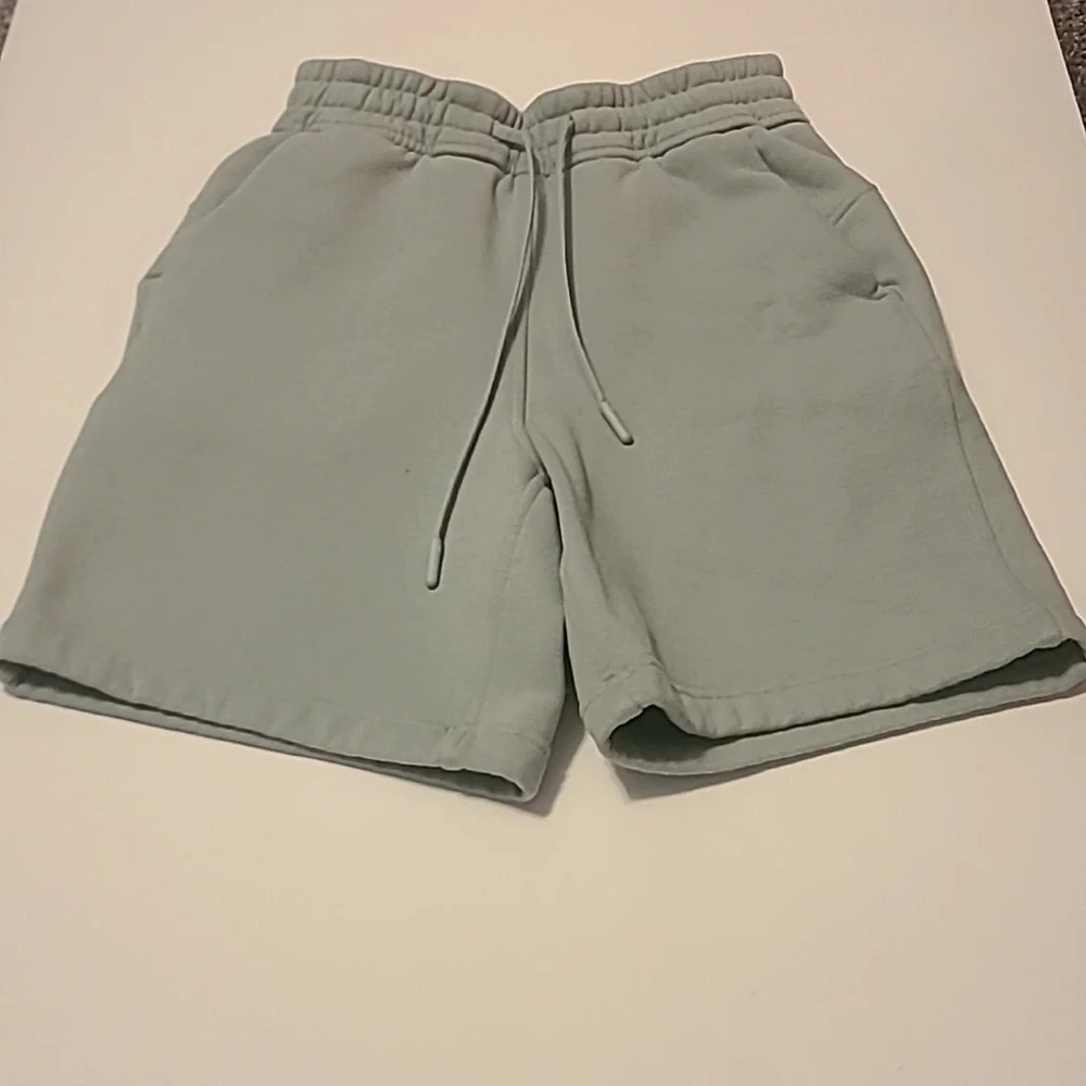 #44 Lululemon Loungeful Shorts size 0 b1352